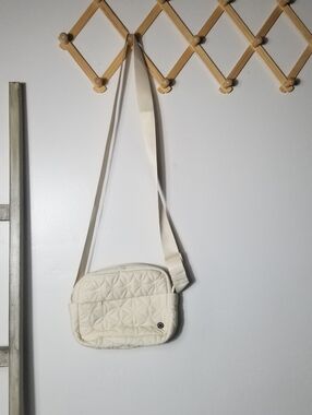 GAIAM QUILTED CREAM CROSSBODY BAG